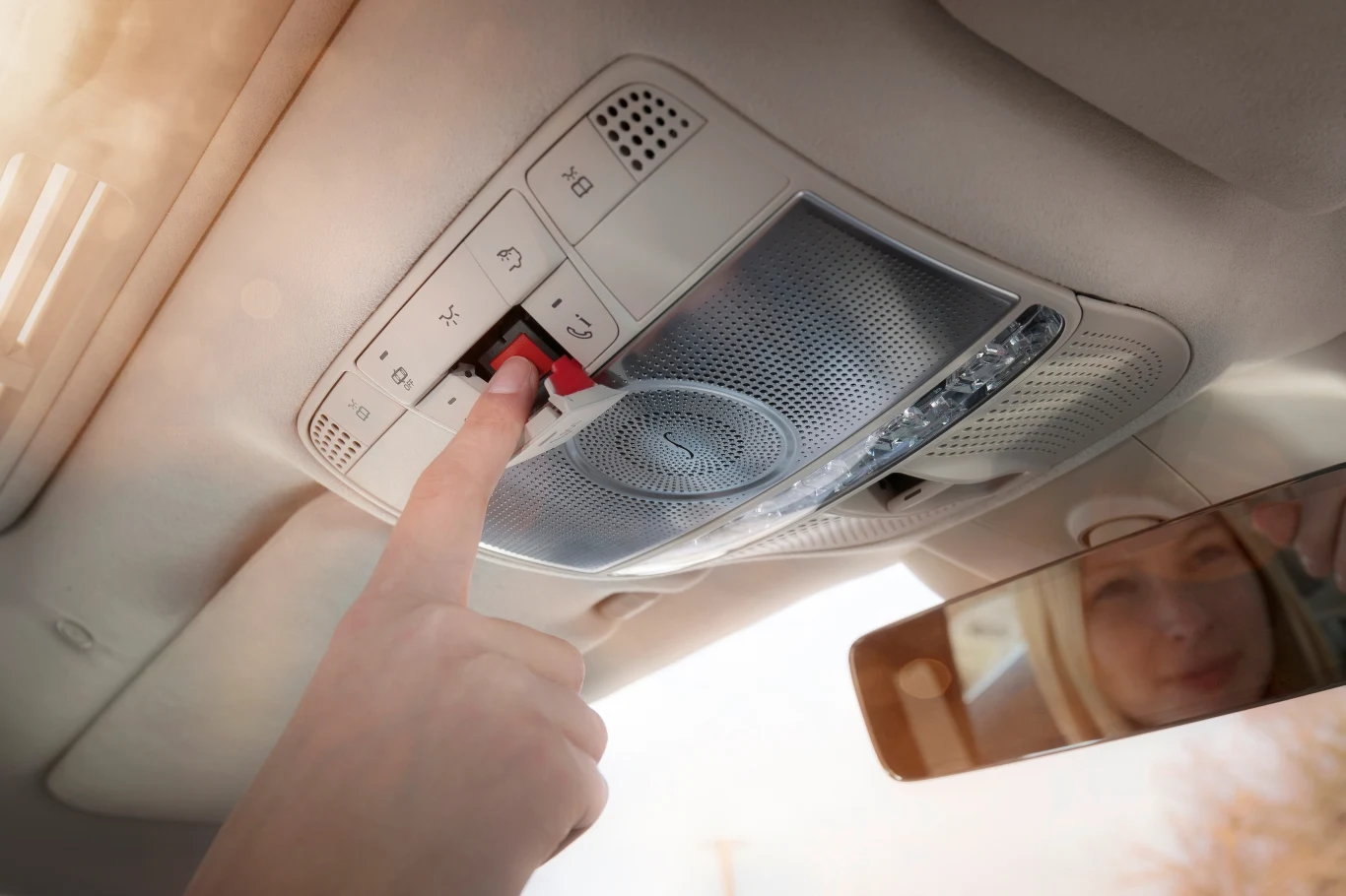 System wzywa pomoc automatycznie po wypadku, można go również aktywować ręcznie System wzywa pomoc automatycznie po wypadku, można go również aktywować ręcznie