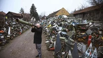 Artysta znajduje ją także na wysypiskach śmieci i w skupach złomu.