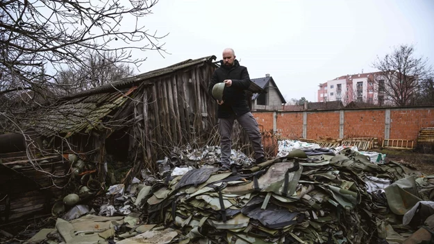 Macura nie narzeka na brak surowca - w okolicy miasta Novi Sad, gdzie mieszka Serb, pozostałości po konflikcie zbrojnym z lat 90. dosłownie walają się po ulicach.