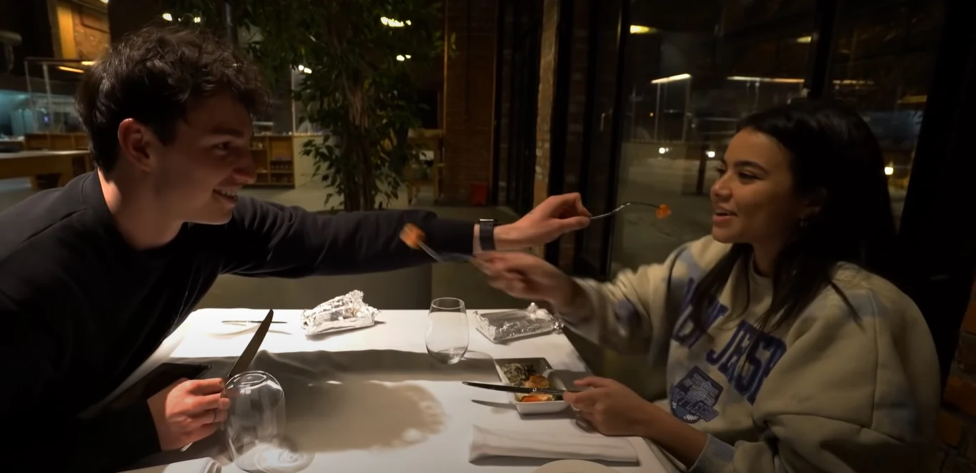 Zamiast wyszukany dań Marcin Dubiel i Lexy Chaplin zjedli dania podawane na pokładach samolotów Zamiast wyszukany dań Marcin Dubiel i Lexy Chaplin zjedli dania podawane na pokładach samolotów