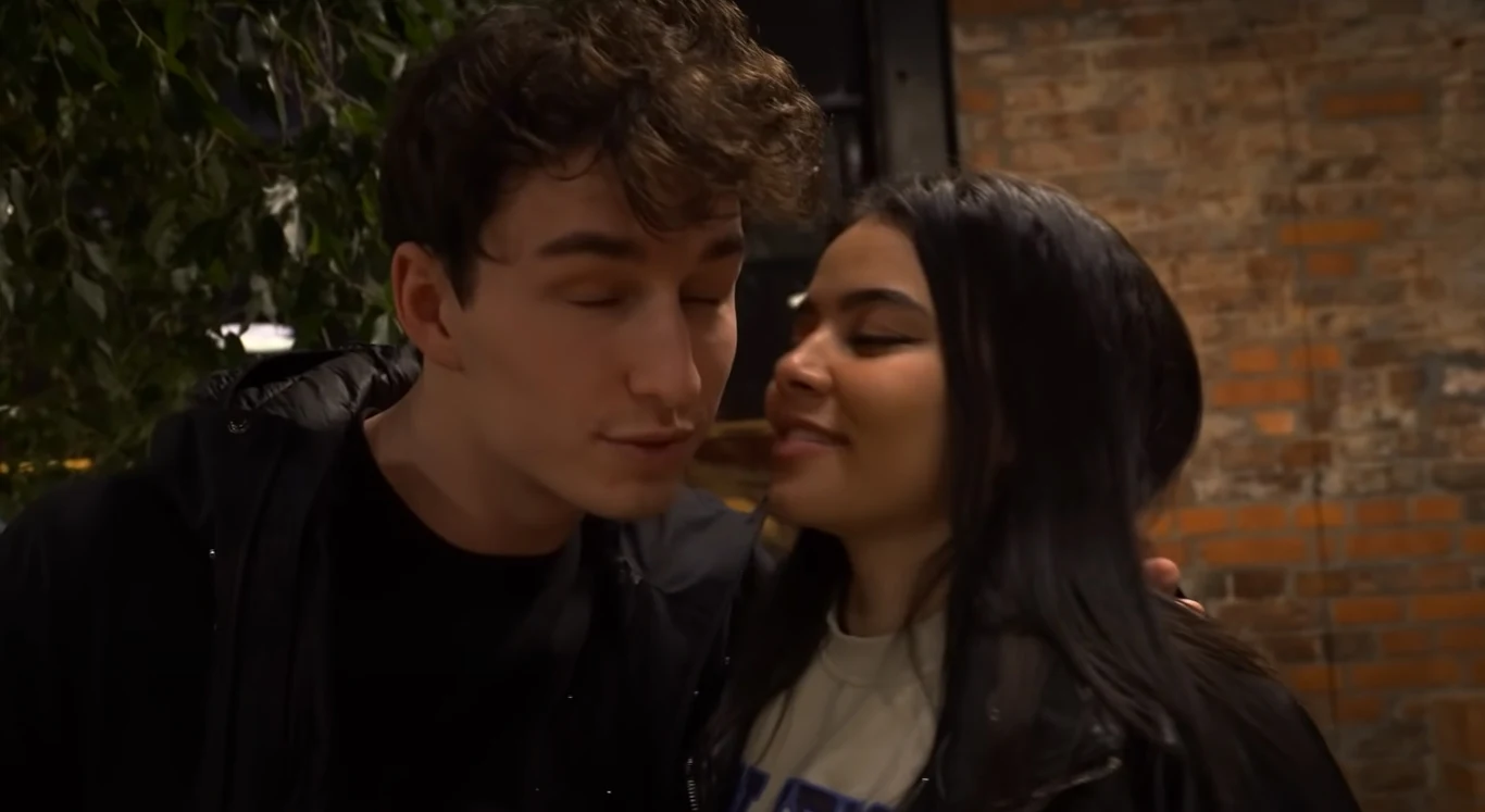 Lexy Chaplin całuje Marcina w policzek Lexy Chaplin całuje Marcina w policzek