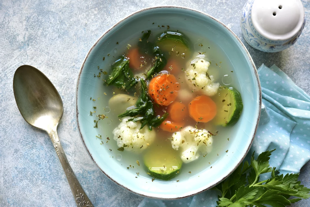 Dietetyczna zupa kalafiorowa to bogactwo witamin i świetny pomysł na urozmaicenie diety 