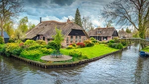 Nie znajdziesz tam żadnych dróg ani samochodów. Ta wioska naprawdę istnieje w Europie