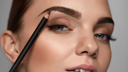 Przyciemnianie brwi można wykonać domowym sposobem.