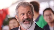 Mel Gibson

Odtwórca głównej roli w filmie „Breaveheart” nie mógł narzekać na brak popularności. Przez lata cieszył się sympatią widzów oraz najważniejszych osób z hollywoodzkiej branży filmowej. Tak naprawdę Mel Gibson zawsze był niezwykle wrażliwym człowiekiem i już jako nastolatek zatapiał żale w alkoholu.

Nawet ogromny sukces nie powstrzymał go przed sięganiem po butelkę. Z czasem do mediów zaczęły docierać wieści o przemocy, której aktor dopuszczał się na członkach najbliższej rodziny. Podczas wywiadów niejednokrotnie pozwalał sobie na używanie mowy nienawiści, skierowanej w szczególności do wyznawców innej wiary niż katolicka.
