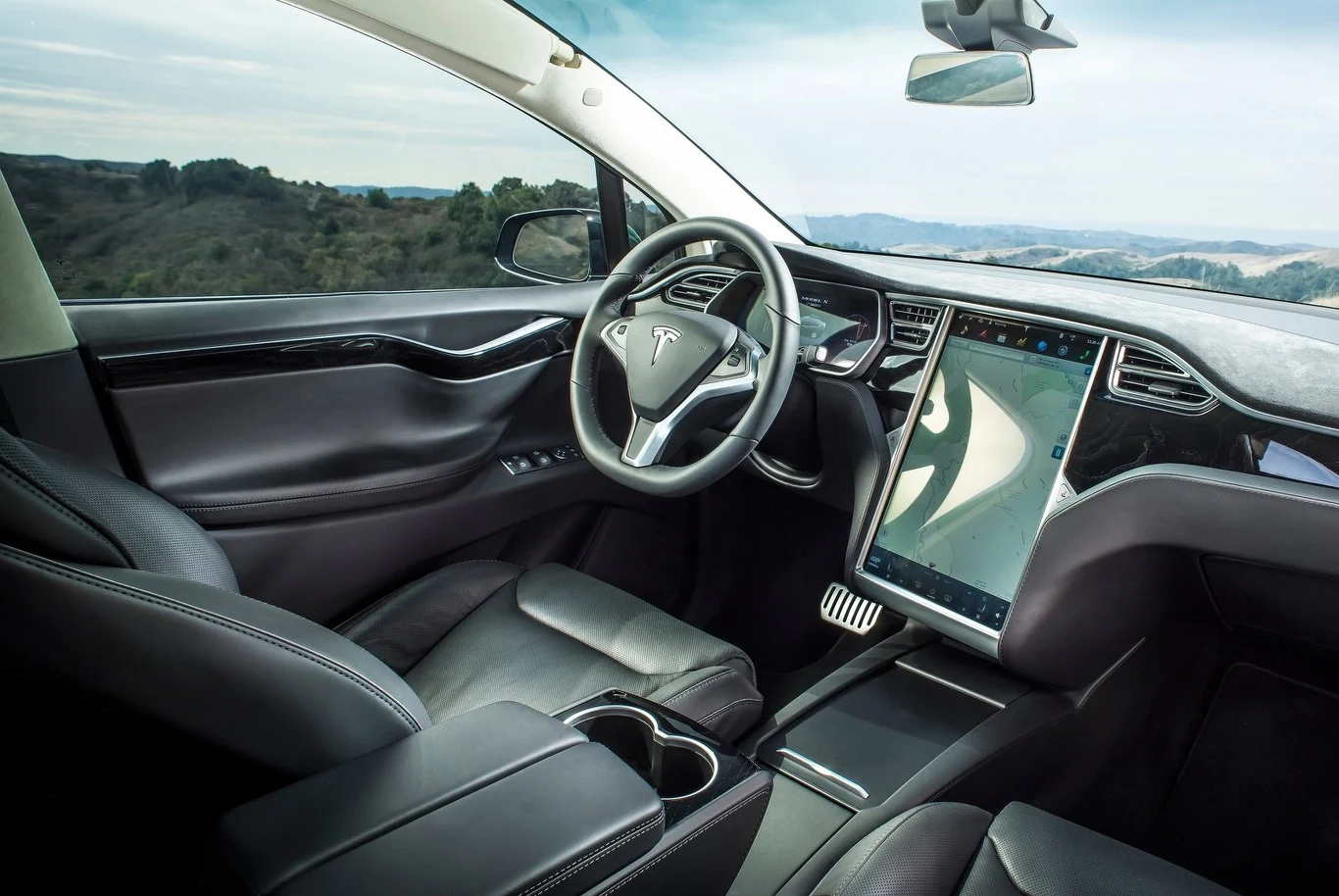 W Telsli model X podsufitka może spaść na głowę... W Telsli model X podsufitka może spaść na głowę...