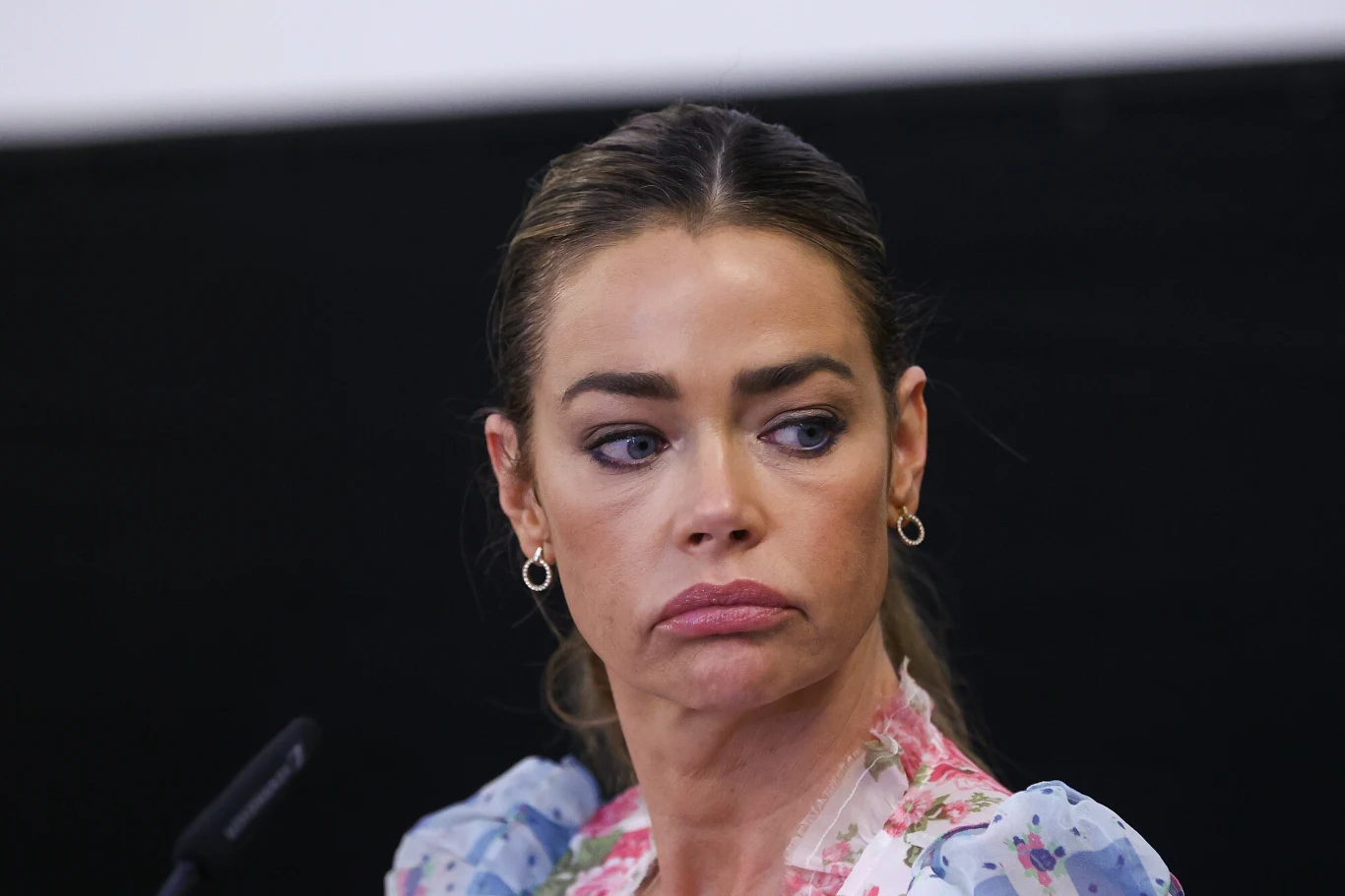 Richards wciąż gra, ale lata aktorskiej świetności ma już z pewnością za sobą. W 2019 roku wzięła udział w reality-show "The Real Housewives of Beverly Hills", w którym swoje wystawne życie pokazują bogate żony mieszkające w Los Angeles.

Ostatnie zdjęcia Denise Richards wskazują natomiast, że gwiazda w ostatnich latach nadmiernie ukochała wizyty w salonach medycyny estetycznej. Celebrytka twierdzi co prawda, że jej wygląd to zasługa nie botoksu, lecz genów i bezglutenowej diety, sęk w tym, że powoli przestaje przypominać samą siebie.