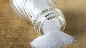 Jak wykorzystać sól kuchenną do sprzątania? Pięć konkretnych patentów