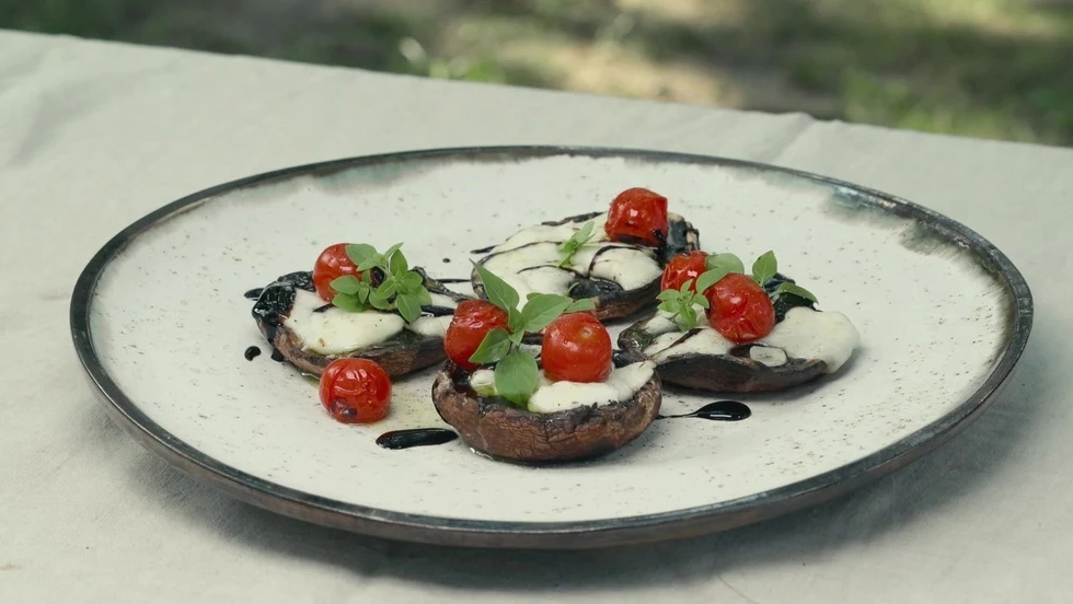 Portobello z pomidorkami cherry, mozzarellą i bazylią