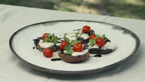 Portobello z pomidorkami cherry, mozzarellą i bazylią