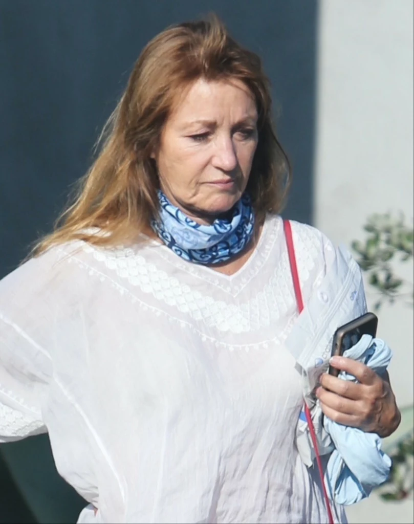 Jane Seymour bez makijażu na popołudniowym spacerze w Malibu, California. 