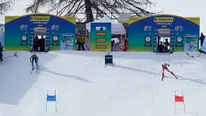 Maryna Gąsienica-Daniel (z prawej) oraz  Estelle Alphand rywalizują podczas slalomu równoległego w MŚ 2021 w Cortina d'Ampezzo
