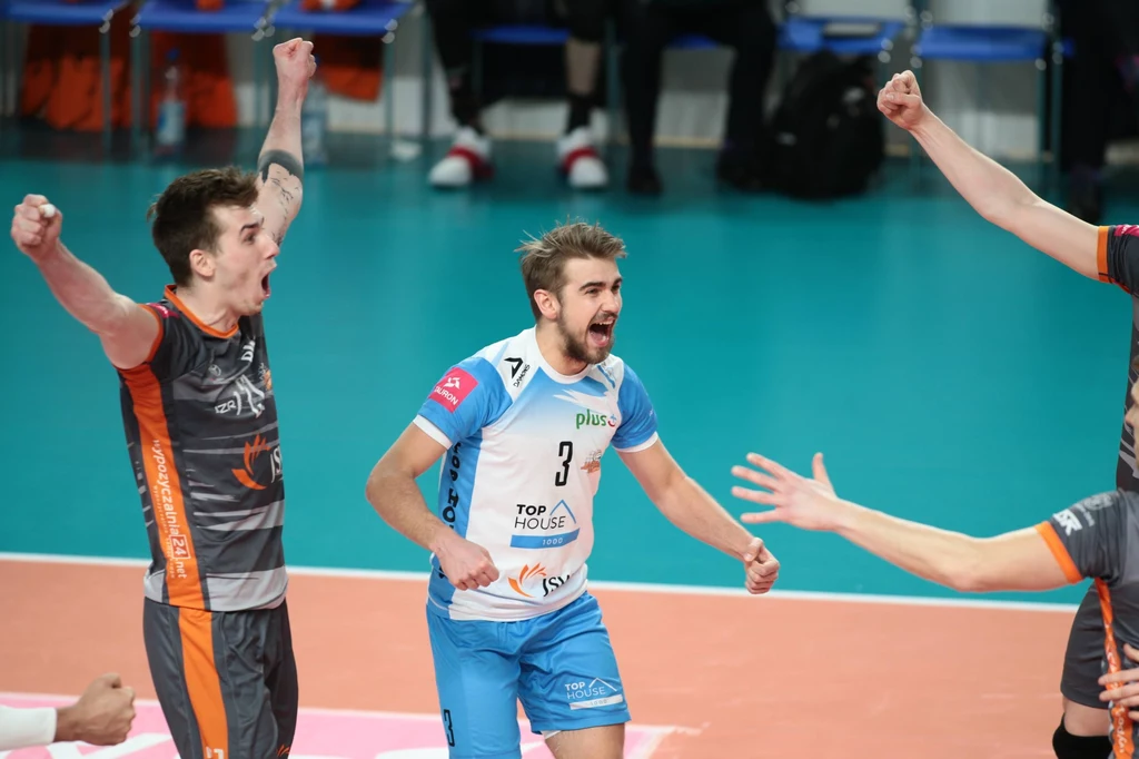 Siatkarze Jastrzębskiego Węgla świętują kolejny punkt. Z lewej Tomasz Fornal, obok Jakub Popiwczak Siatkarze Jastrzębskiego Węgla świętują kolejny punkt. Z lewej Tomasz Fornal, obok Jakub Popiwczak