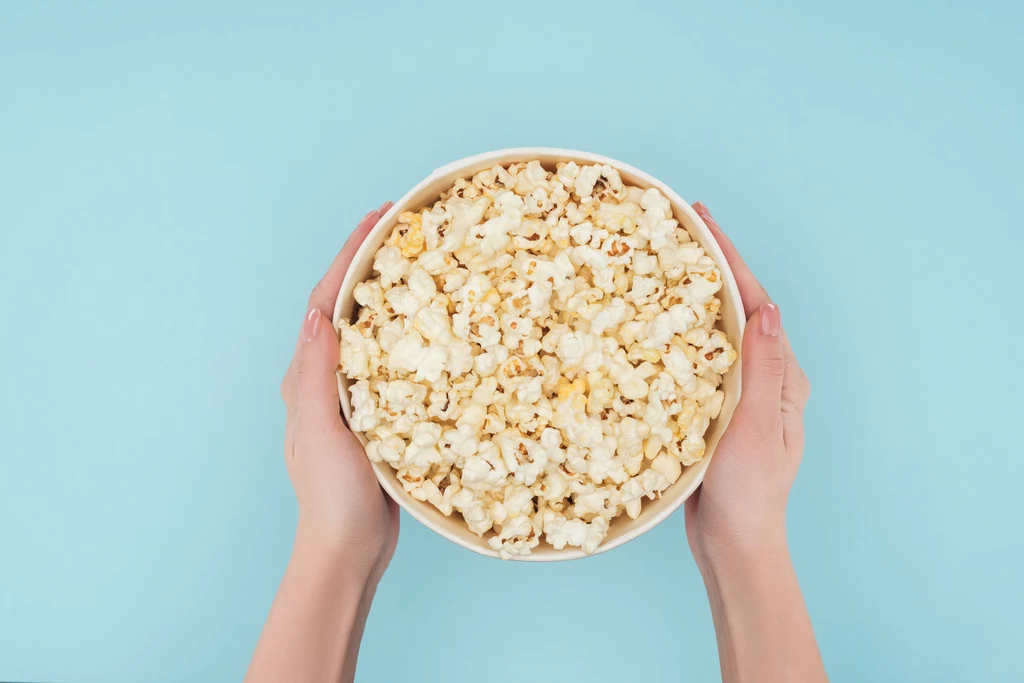 Paczkowany popcorn Sama prażona kukurydza nie musi być szkodliwą przekąską. Oczywiście pod warunkiem, że ziarno smażone jest na zdrowym tłuszczu. W tym przypadku o wiele większym problemem może okazać się opakowanie. Charakterystyczna torebka, którą wkładami do mikrofali, może zawierać tajemnicze PFOA. To kwas perfluorooktanowy, czyli substancja nieprzywierająca. W kontakcie z żywnością może powodować problemy z tarczycą i płodnością, a nawet nowotwory. Paczkowany popcorn Sama prażona kukurydza nie musi być szkodliwą przekąską. Oczywiście pod warunkiem, że ziarno smażone jest na zdrowym tłuszczu. W tym przypadku o wiele większym problemem może okazać się opakowanie. Charakterystyczna torebka, którą wkładami do mikrofali, może zawierać tajemnicze PFOA. To kwas perfluorooktanowy, czyli substancja nieprzywierająca. W kontakcie z żywnością może powodować problemy z tarczycą i płodnością, a nawet nowotwory.