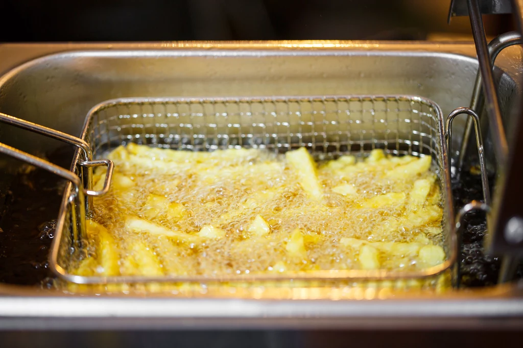 Tłuszcze utwardzane Olej tego typu nie bez powodu króluje w lokalach typu fast food i paczkowanej żywności. Jest tani, uniwersalny, zazwyczaj nie wpływa na smak i ma wyższy punkt dymienia. Niestety, w czasie smażenia dochodzi do utleniania szkodliwych substancji, które wykazują działanie rakotwórcze. Wszystko przez obecność groźnych dla zdrowia nienasyconych kwasów tłuszczowych typu trans. Tłuszcze utwardzane Olej tego typu nie bez powodu króluje w lokalach typu fast food i paczkowanej żywności. Jest tani, uniwersalny, zazwyczaj nie wpływa na smak i ma wyższy punkt dymienia. Niestety, w czasie smażenia dochodzi do utleniania szkodliwych substancji, które wykazują działanie rakotwórcze. Wszystko przez obecność groźnych dla zdrowia nienasyconych kwasów tłuszczowych typu trans.