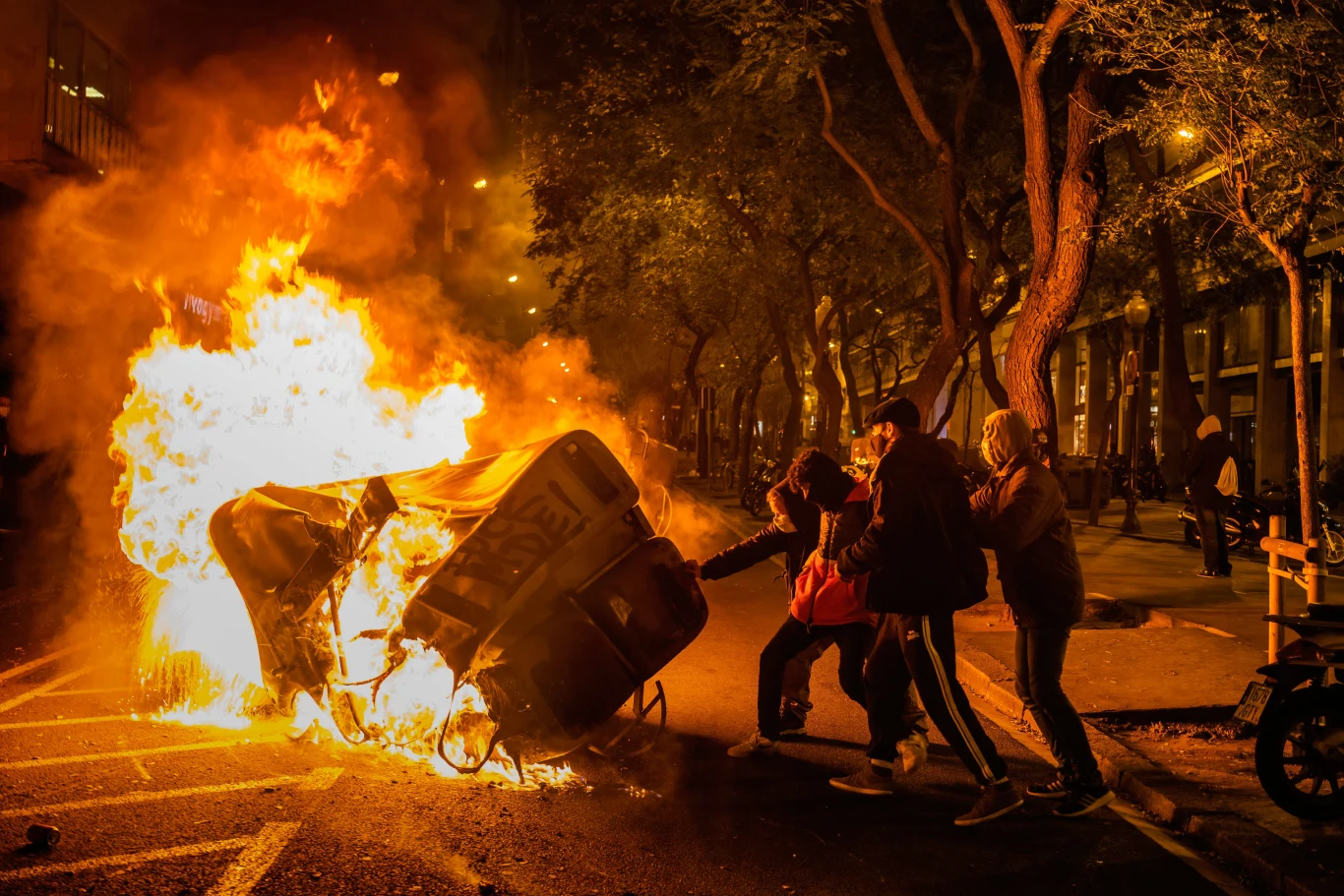 Protestujący na ulicach Barcelony Protestujący na ulicach Barcelony