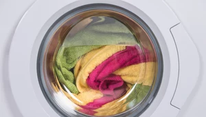 Jak zapobiec wypłukiwaniu koloru ubrań w praniu?