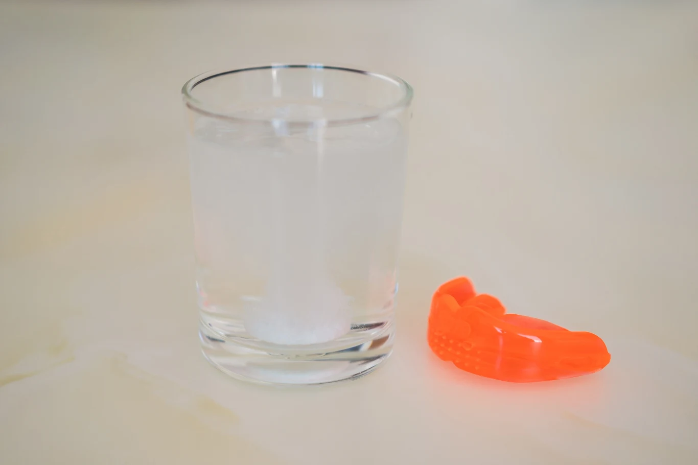 Tabletki do protez mogą przydać ci się przy odkamienianiu zlewu