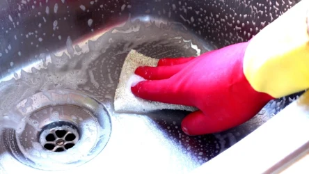 Naturalny sposób na zatkany zlew i nieprzyjemny zapach z odpływu. Weź cynamon i inną popularną przyprawę, by zażegnać ten problem