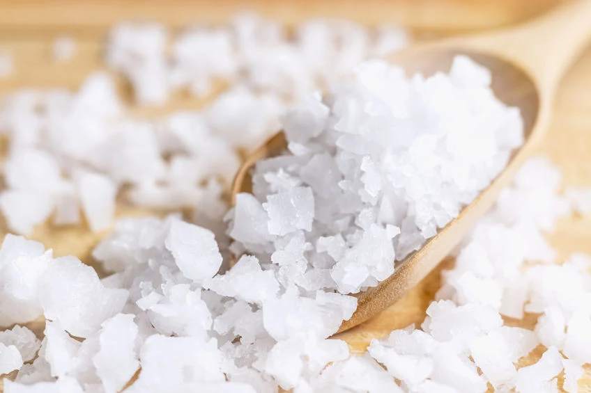 Sól morską dostaniesz w każdym większym sklepie, drogerii lub aptece
