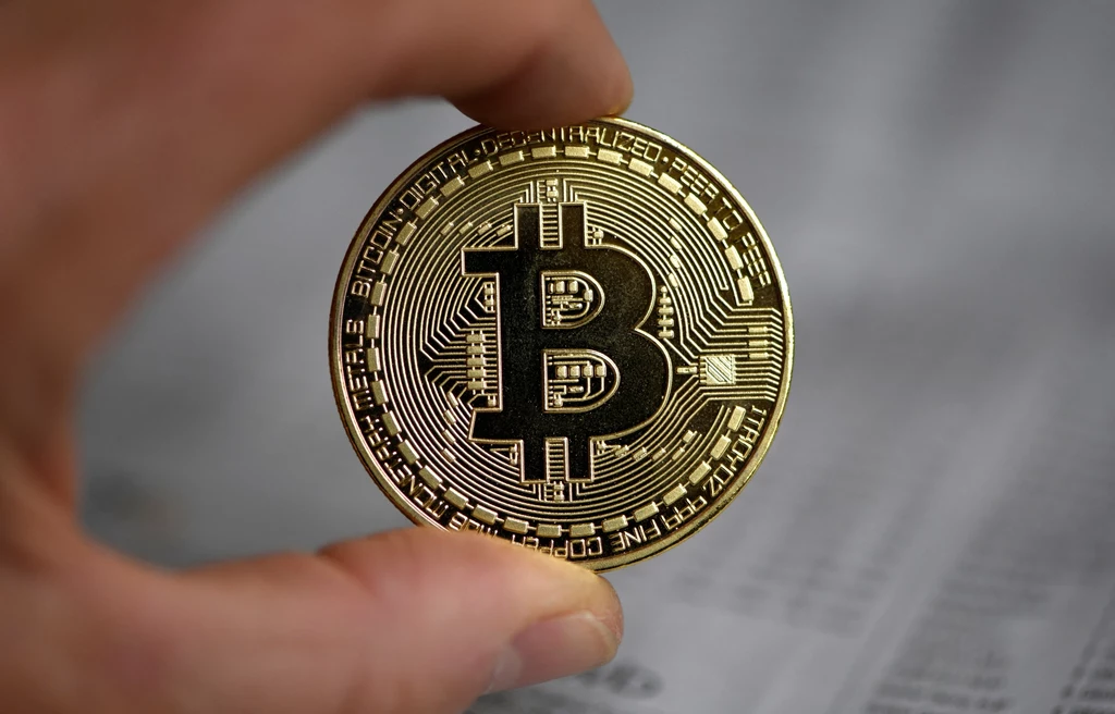 Teoretycznie gracz mógł skusić się na sprzedaż podczas pierwszego boomu na bitcoina. W 2017 roku waluta osiągnęła wartość ok. 70 tysięcy złotych. Sprzedaż 25 monet skończyłoby się zatem uzyskaniem prawie 2 milionów. Teoretycznie gracz mógł skusić się na sprzedaż podczas pierwszego boomu na bitcoina. W 2017 roku waluta osiągnęła wartość ok. 70 tysięcy złotych. Sprzedaż 25 monet skończyłoby się zatem uzyskaniem prawie 2 milionów.