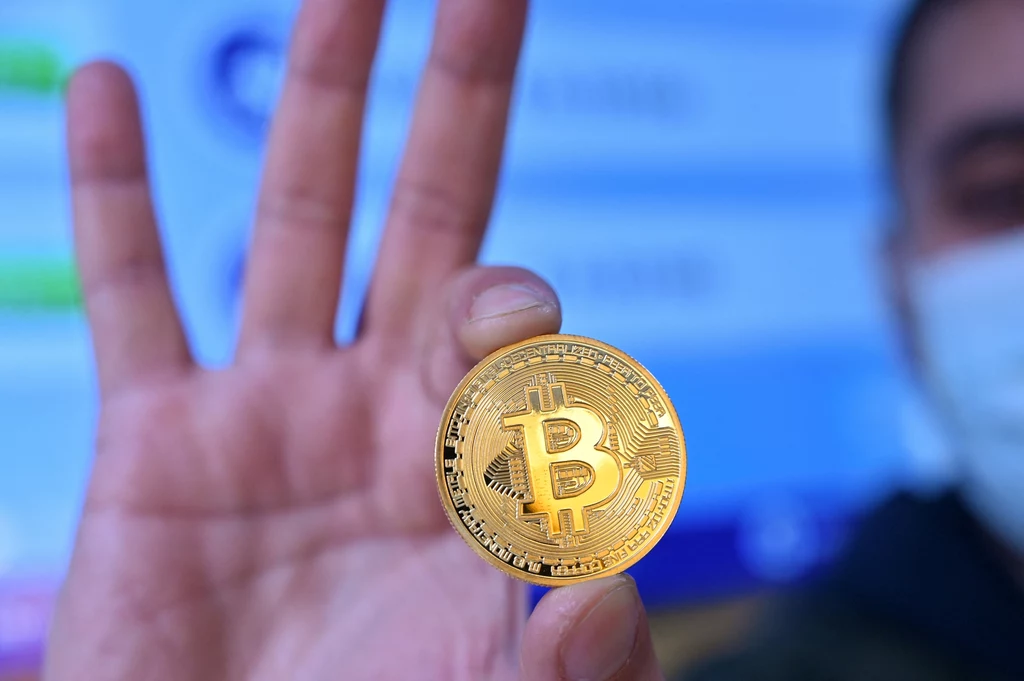 Szkopuł w tym, iż Polak oraz trzech innych zawodników mieli zaoferowane... po 25 bitcoinów. 2011 rok to czas, gdzie kryptowaluta nie pojawiała się na pierwszych stronach gazet, a jedynie stanowiła ciekawostkę dla bardziej sprawnych ekonomistów. Nie dziwi zatem fakt, że jej wartość nie była przesadnie duża. Po kilkunastu latach wspomniana nagroda ma jednak zdecydowanie inny wydźwięk. Szkopuł w tym, iż Polak oraz trzech innych zawodników mieli zaoferowane... po 25 bitcoinów. 2011 rok to czas, gdzie kryptowaluta nie pojawiała się na pierwszych stronach gazet, a jedynie stanowiła ciekawostkę dla bardziej sprawnych ekonomistów. Nie dziwi zatem fakt, że jej wartość nie była przesadnie duża. Po kilkunastu latach wspomniana nagroda ma jednak zdecydowanie inny wydźwięk.