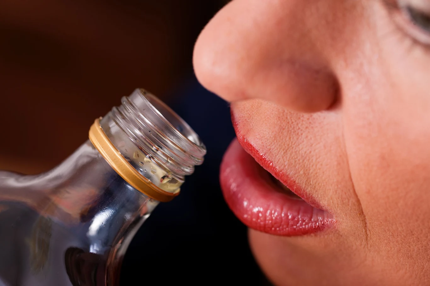 Kobiety stosują mocny makijaż, by ukryć objawy nadużywania alkoholu widoczne na twarzy