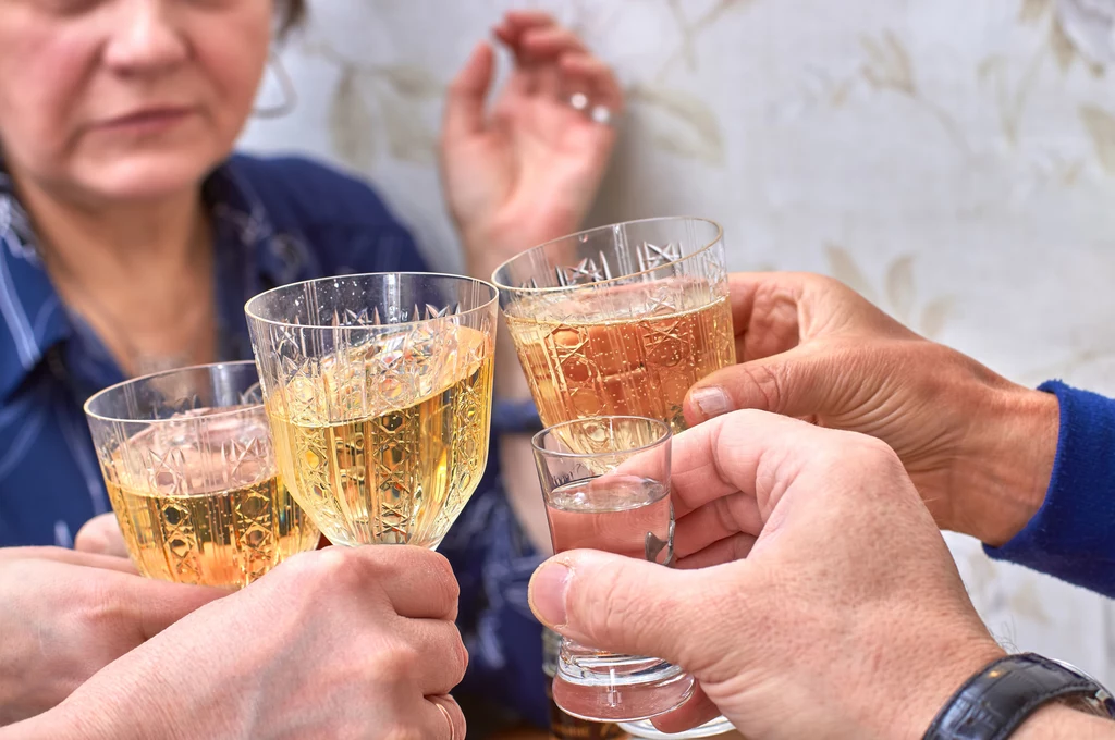 Badacze dowiedli, że spożywanie alkoholu zawęża percepcję