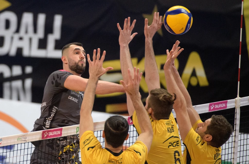 Bartłomiej Lipiński przedziera się przez bełchatowski blok. Bartłomiej Lipiński przedziera się przez bełchatowski blok.