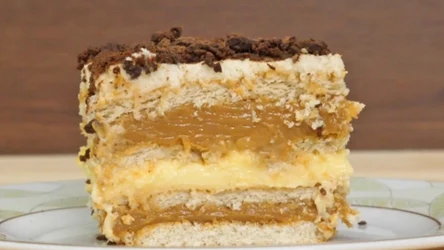 Ciasto krówka bez pieczenia szybko znika z talerza. Jak je przygotować?