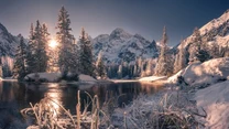 Tatry: Morskie Oko

Trasa Palenica Białczańska – Morskie Oko – Palenica Białczańska należy do najpopularniejszych szlaków w Polsce. To obowiązkowy punkt dla każdego, kto rozpoczyna swoją przygodę w górach zimą. Trasa w jedną stronę liczy ok. 8 km, czyli do przejścia mamy ich łącznie 16. Niestety, możemy się tam spodziewać tłumów. Najgorzej pod tym względem jest co prawda latem, ale zimą wciąż wielu turystów chce nacieszyć tam oczy pięknymi widokami.