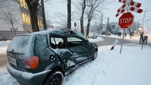 Kierowca wjechał pod pociąg. Troje dzieci w szpitalu