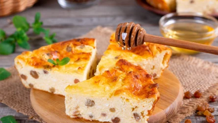 ​Rodzynki nie muszą tonąć w cieście. Wystarczy, że przed pieczeniem zrobisz to