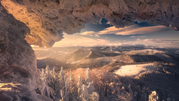 Beskid Wyspowy: Mogielica

Najwyższe (1170 m n.p.m.) i jedno z najładniejszych wzniesień Beskidu Wyspowego. Zalesiony szczyt wieńczy 22-metrowa wieża widokowa, a poniżej znajduje się Hala Mogielicy - największa polana w całym Beskidzie Wyspowym. To wyjątkowe miejsce, z którego rozpościerają się cudowne panoramy. Przy odrobinie szczęście zobaczysz nie tylko okoliczne szczyty, ale też Pieniny, Gorce, a nawet Tatry i Babią Górę.