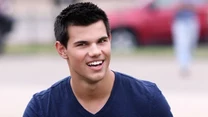 Taylor Lautner w tym roku skończył 29 lat i mimo że nadal jest bardzo popularny, to od kilku lat nie jest już o nim tak głośno w mediach, jak za czasów, kiedy grał w hitowej ekranizacji sagi „Zmierzch”. 

Rola uroczego i wiecznie uśmiechniętego wilkołaka, który dojrzał i wyprzystojniał na oczach widzów, przyniosła mu sympatię fanek na całym świecie. 

Piękne młode kobiety marzyły o tym, by umówić się z atrakcyjnym brunetem. Jego wizerunek był widoczny na plakatach, kubkach, piórnikach i innych akcesoriach związanych z filmami o wampirach. 