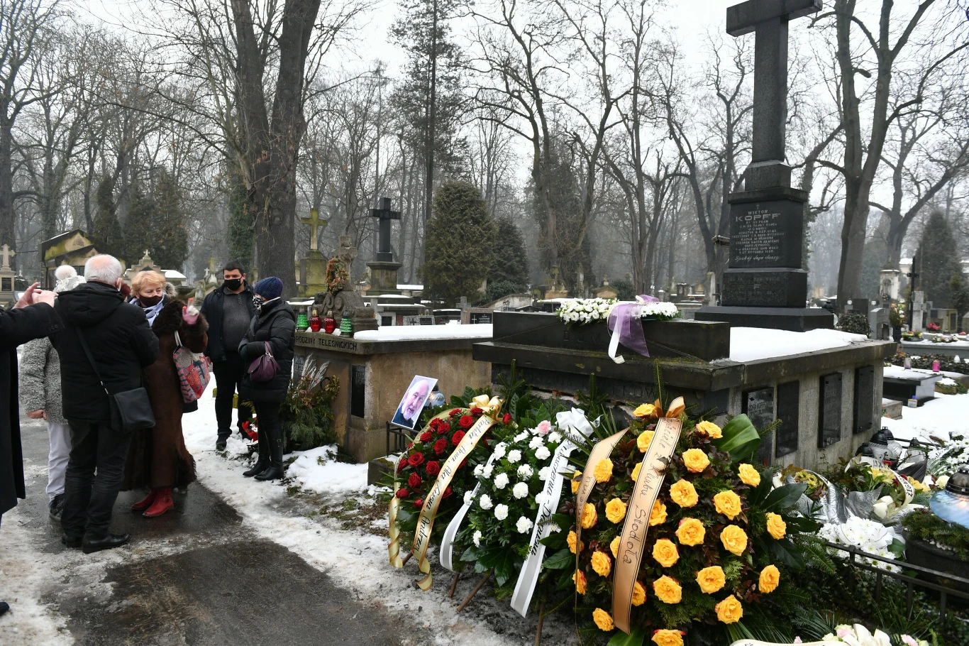 Skomponował też sygnał do audycji Mariusz Waltera z TVP "Wszystko za wszystko". Jego piosenka "Dwa razy dwa" zdobyła II nagrodę w koncercie Premiery na Krajowym Festiwalu Piosenki Polskiej w Opolu w 1973 r., "Czekamy na wyrok" I nagrodę w koncercie Premiery na Krajowym Festiwalu Piosenki Polskiej w Opolu w 1987 r. Skomponował też sygnał do audycji Mariusz Waltera z TVP "Wszystko za wszystko". Jego piosenka "Dwa razy dwa" zdobyła II nagrodę w koncercie Premiery na Krajowym Festiwalu Piosenki Polskiej w Opolu w 1973 r., "Czekamy na wyrok" I nagrodę w koncercie Premiery na Krajowym Festiwalu Piosenki Polskiej w Opolu w 1987 r.