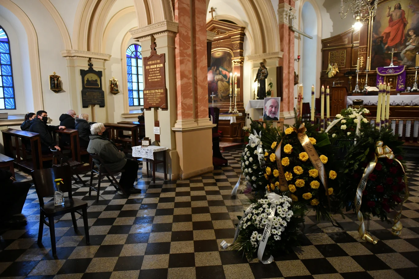 Za piosenkę "Do zakochania jeden krok", skomponowaną dla Andrzeja Dąbrowskiego został laureatem I nagrody na Krajowym Festiwalu Piosenki Polskiej w Opolu w 1972 r. oraz I nagrody na Międzynarodowym Festiwalu Piosenki w Sopocie w 1972 r. Za piosenkę "Do zakochania jeden krok", skomponowaną dla Andrzeja Dąbrowskiego został laureatem I nagrody na Krajowym Festiwalu Piosenki Polskiej w Opolu w 1972 r. oraz I nagrody na Międzynarodowym Festiwalu Piosenki w Sopocie w 1972 r.