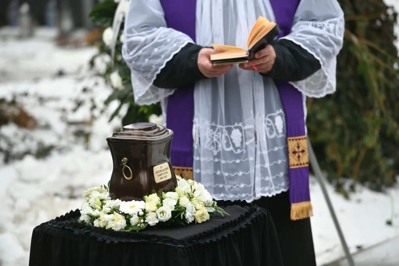 W 1970 r. założył zespół Respekt, w którym debiutowała Krystyna Prońko. Był również kierownikiem muzycznym Partity (1971-1976) i Familii (1977 r.). Jako kierownik muzyczny pracował też w Teatrze Syrena w Warszawie (1986-1989) oraz na festiwalach w Opolu, Sopocie i Mrągowie. W 1970 r. założył zespół Respekt, w którym debiutowała Krystyna Prońko. Był również kierownikiem muzycznym Partity (1971-1976) i Familii (1977 r.). Jako kierownik muzyczny pracował też w Teatrze Syrena w Warszawie (1986-1989) oraz na festiwalach w Opolu, Sopocie i Mrągowie.