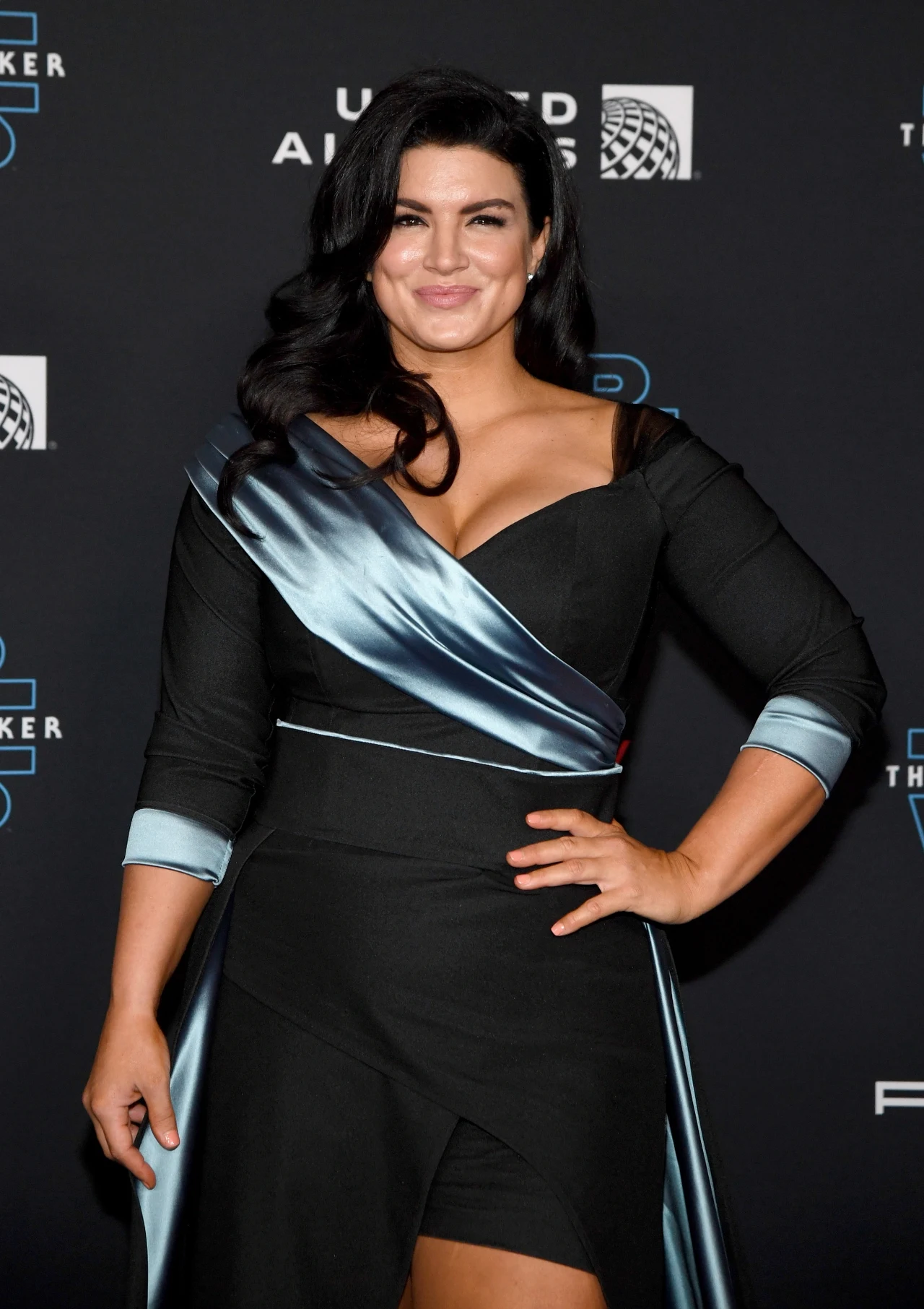 Wiele kontrowersji wzbudził jeden z wpisów umieszczony przez Ginę Carano na Instagramie. Aktorka porównała w nim obecną sytuację politycznych podziałów do tego, co działo się w Niemczech w latach 30. XX wieku. "Żydzi byli bici na ulicach nie przez nazistowskich żołnierzy, ale przez swoich sąsiadów, nawet przez dzieci. Ponieważ historia jest zmieniana, wiele osób dzisiaj nie zdaje sobie sprawy z tego, że aby sytuacja mogła dojść do punktu, w którym nazistowscy żołnierze z łatwością mogli wyłapać tysiące Żydów, najpierw podjudzani przez rząd sąsiedzi Żydów znienawidzili ich tylko za to, że są Żydami. Czym to się różni od nienawidzenia kogoś za jego poglądy polityczne?" - napisała Carano. Wiele kontrowersji wzbudził jeden z wpisów umieszczony przez Ginę Carano na Instagramie. Aktorka porównała w nim obecną sytuację politycznych podziałów do tego, co działo się w Niemczech w latach 30. XX wieku. "Żydzi byli bici na ulicach nie przez nazistowskich żołnierzy, ale przez swoich sąsiadów, nawet przez dzieci. Ponieważ historia jest zmieniana, wiele osób dzisiaj nie zdaje sobie sprawy z tego, że aby sytuacja mogła dojść do punktu, w którym nazistowscy żołnierze z łatwością mogli wyłapać tysiące Żydów, najpierw podjudzani przez rząd sąsiedzi Żydów znienawidzili ich tylko za to, że są Żydami. Czym to się różni od nienawidzenia kogoś za jego poglądy polityczne?" - napisała Carano.