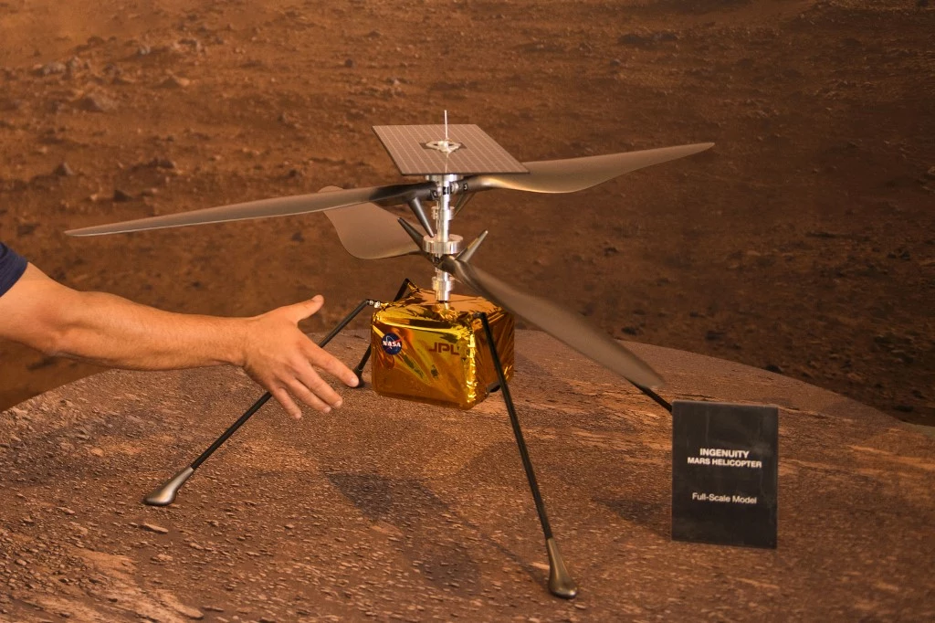 Model Ingenuity Mars Helicopter - jego lot będzie pierwszą taką operacją w historii ludzkości. Nigdy wcześniej nie pilotowano maszyną z powierzchni innej planety