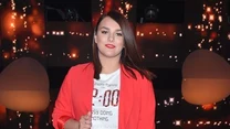 Dziewczyna z sąsiedztwa. T-shirt z nadrukiem, marynarka i spódnica w dziewczęcy print. Do tego szpilki z odkrytymi palcami. Tak może ubrać się kobieta w każdym wieku i rozmiarze. 

Kluczem tego zestawu jest zachowanie proporcji. Odsłaniamy to, na czym nam zależy, a bawiąc się warstwami, zasłaniamy pozostałe części ciała. 

Można zmienić konfigurację. Zasłaniamy nogi, a na górę wybieramy body z dekoltem: marynarka, dżinsy i szpilki też zdadzą egzamin.
