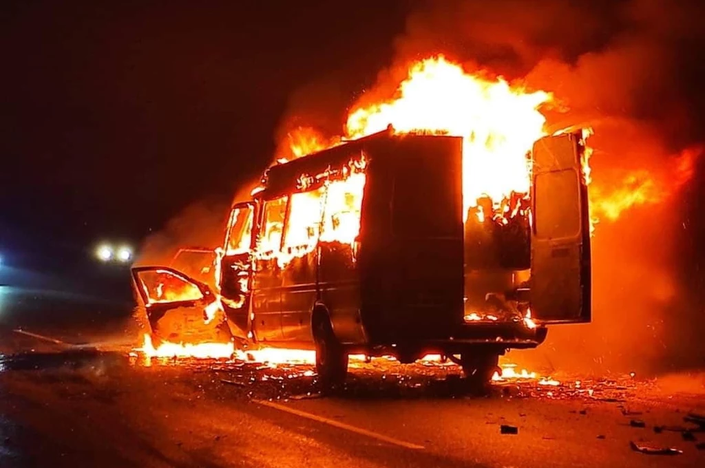 Oba samochody spłonęły. Kierowca seata zginął we wraku, wszystkie osoby z busa zdołały się ewakuować / Fot: Facebook / KSK Stal Brzeg