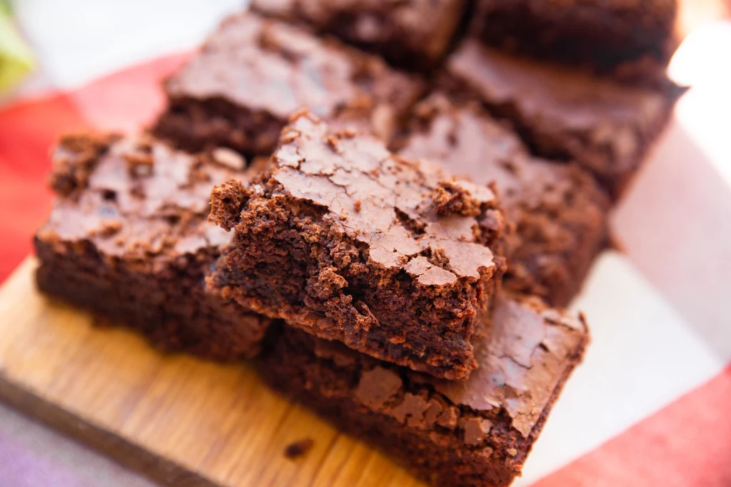 Ciasto kakaowe to dowód na to, że pyszny deser wcale nie musi być skomplikowany i czasochłonny