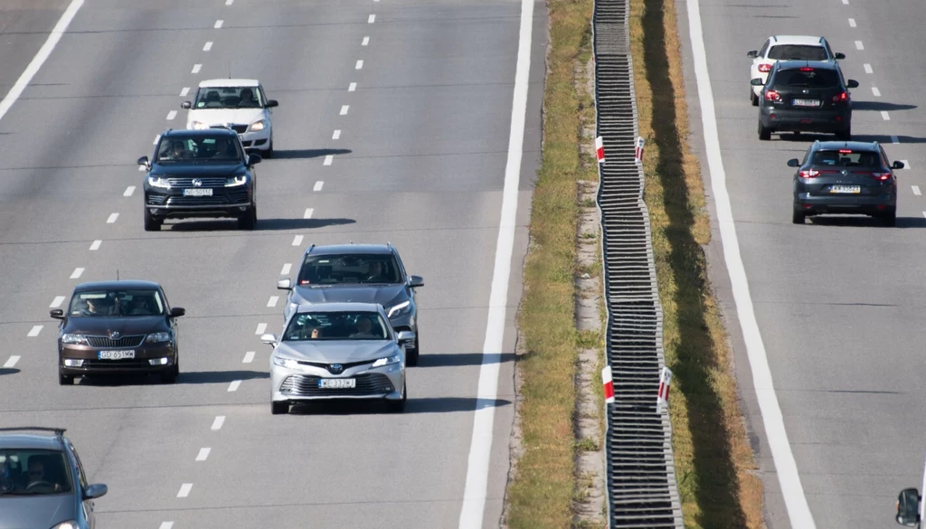 Niewielki ruch, prawy pas niemal pusty, gęsto na środowym oraz kierowcy na lewym, którzy siedząc na zderzakach chcą wywalczyć sobie możliwość szybszej jazdy. Typowy (niestety) polski obrazek.