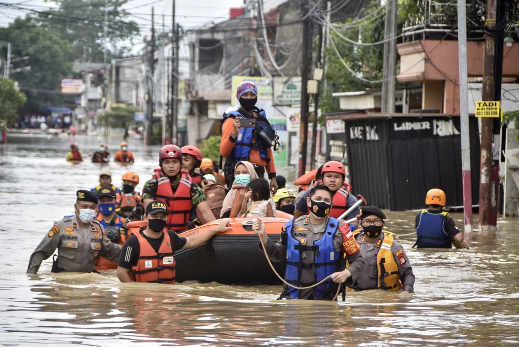 Podniesienie się poziomu wód zagraża takim miastom jak Dżakarta. 