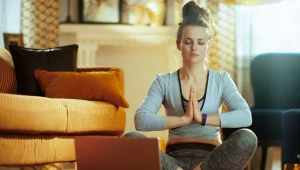 3 proste ćwiczenia na wieczór. Rozluźnią mięśnie i pomogą ci zasnąć 