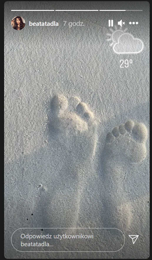 Romantyczne zdjęcie odciśniętych stóp Tadli i jej ukochanego Romantyczne zdjęcie odciśniętych stóp Tadli i jej ukochanego