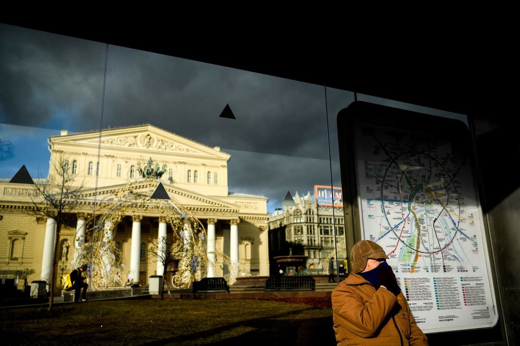 Przystanek autobusowy przy Teatrze Bolszoj w Moskwie.