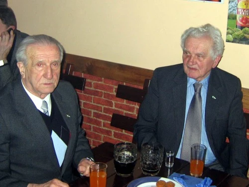 Ślązacy-Lechiści Roman Rogocz i Hubert Kusz w gdańskim barze "Pod Kasztanami" fot. M.Kordek Ślązacy-Lechiści Roman Rogocz i Hubert Kusz w gdańskim barze "Pod Kasztanami" fot. M.Kordek