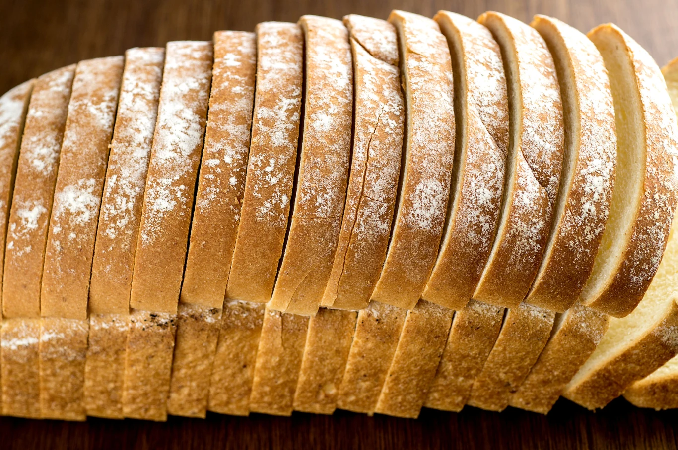 Nie chodzi o to, by z marszu rezygnować z wielu produktów, np. białego pieczywa. Należy jednak dbać o zbilansowaną dietę, opierającą się na produktach wysokobłonnikowych 